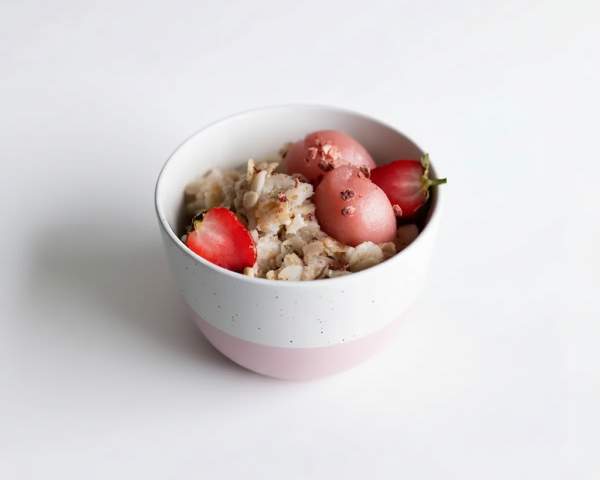 Овсяная каша на кокосовом молоке с клубничным конфитюром