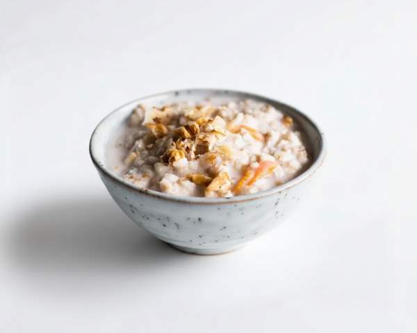 Каша овсяная на кокосовом молоке с курагой и грецкими орехами