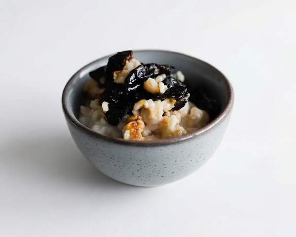 Овсяная каша с кусочками чернослива