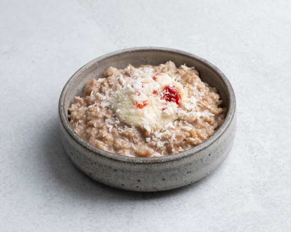 Шоколадная овсяная каша с кремом сабайон и кокосовой стружкой