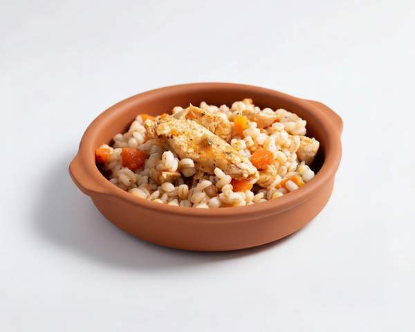 Перловка с мясным соусом и курицей