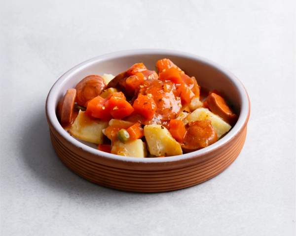 Картофель с сливочным маслом и сосиски 