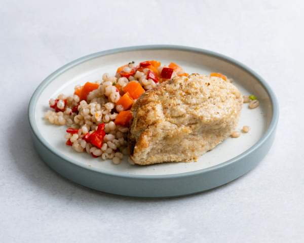 Перловка в мясном соусе с куриной котлетой