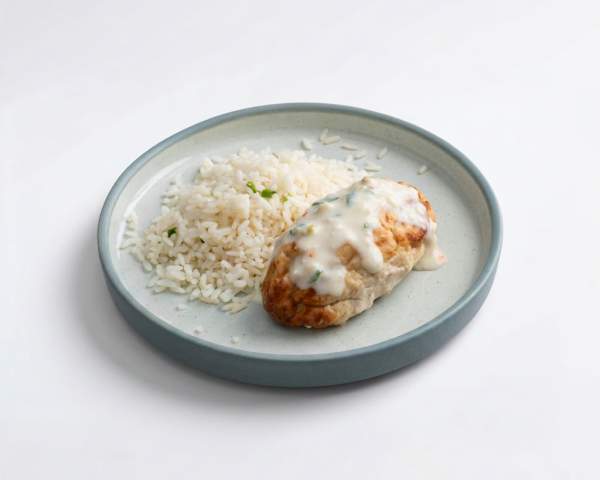 Котлета куриная с рисом в сливочном соусе