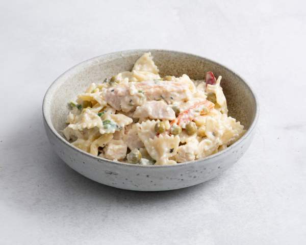 Фарфалле с сливочным соусом, копченой курицей и печеным перцем