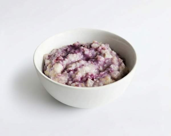 Каша овсяная на кокосовом молоке с черничным конфи
